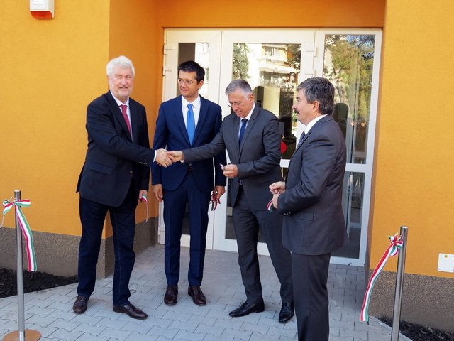 Átadták a felújított felnőtt háziorvosi rendelőt 33